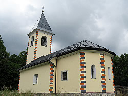 Višinsko barvanje strehe zvonika cerkve in križa