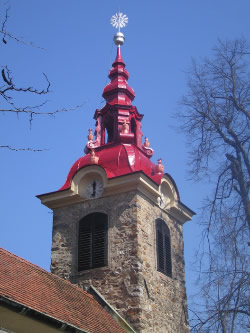 Barvanje kupole cerkvenega zvonika