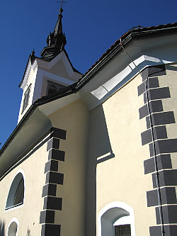 Barvanje fasade in zvonika cerkve 