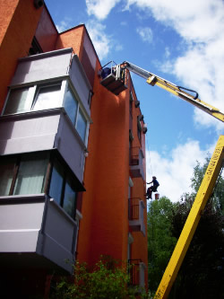 barvanje fasade stolpnice z vrvno tehniko in avtodvigalom